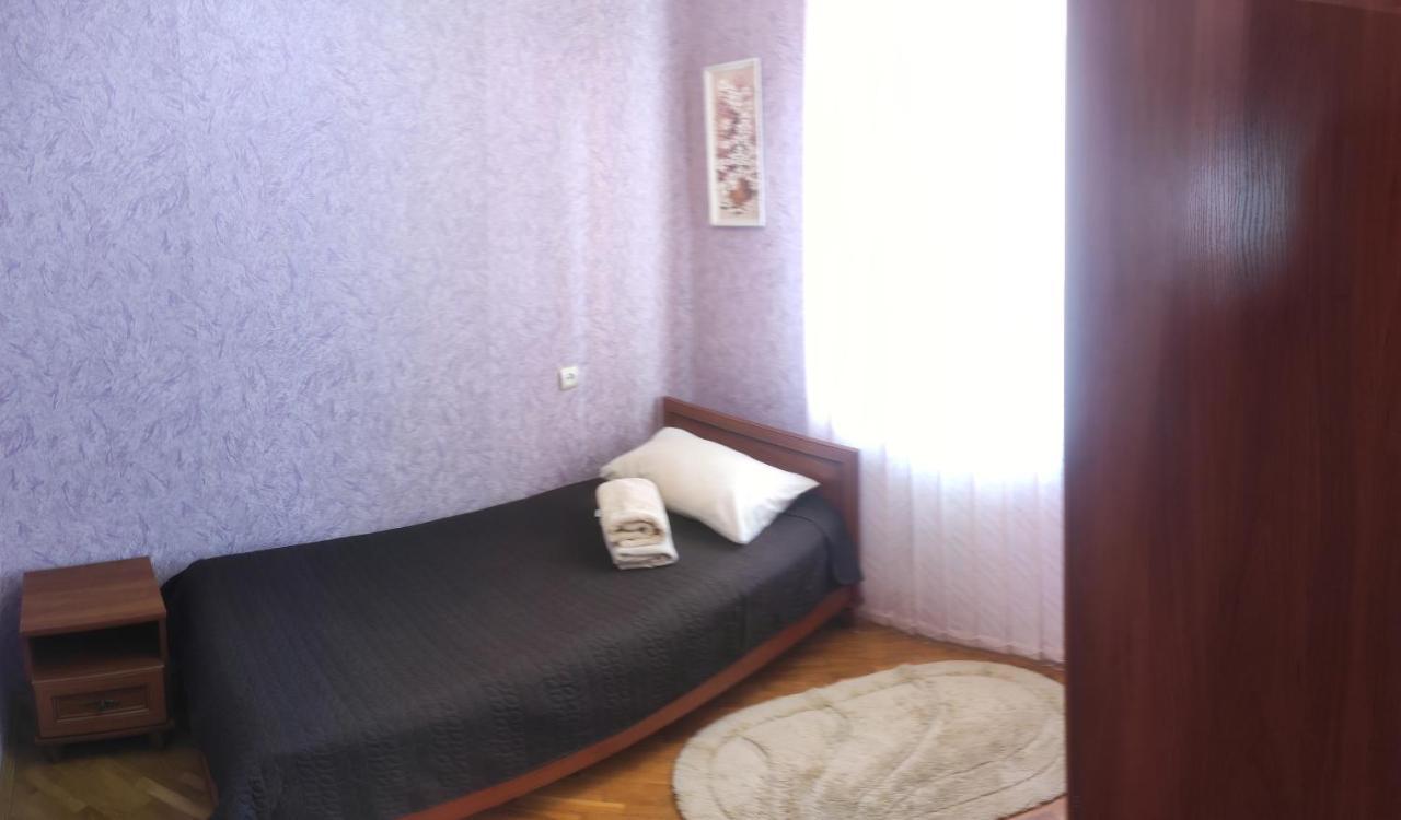 Comfortable Apartments In Centre With 3 Bedrooms Rivne Bagian luar foto